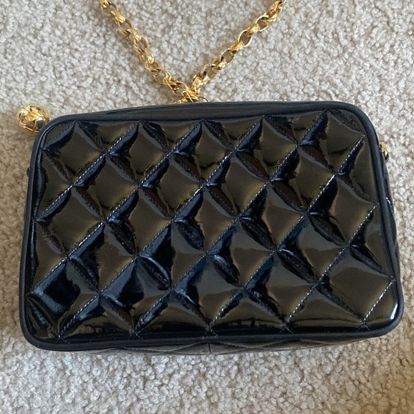 CHANEL Vintage Patent Leather Camera Bag - Picture 5 of 17